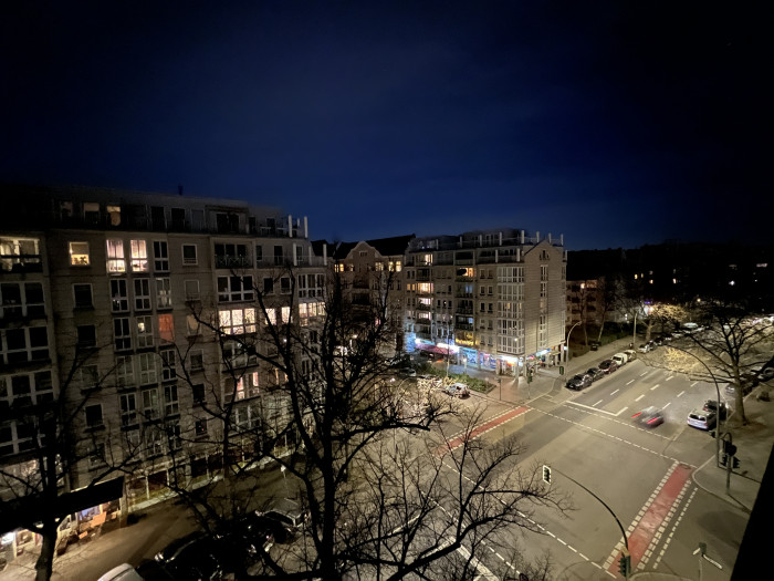 Das iPhone 13 Pro Max macht die dunkelsten Nachtfotos in unserem Test, bei denen zudem die Schilder nicht lesbar sind. (Bild: Tobias Költzsch/Golem.de)